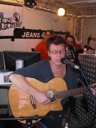 Mirjam Aarts zingt live vauit 'T Roojse Huus.