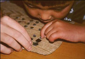 foto van kind die braille leest